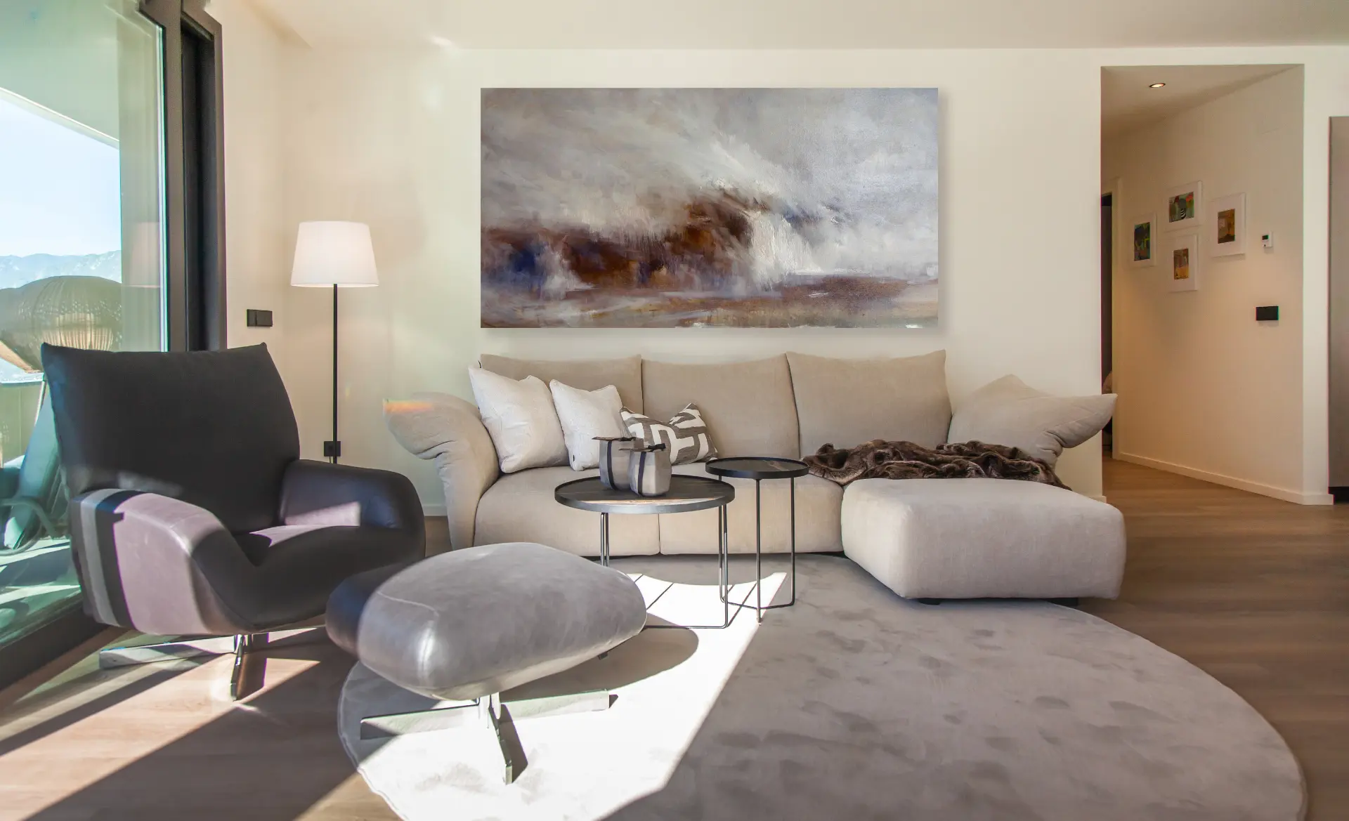 Sala d'estar amb l'obra abstracta i el passadís de quadres al fons