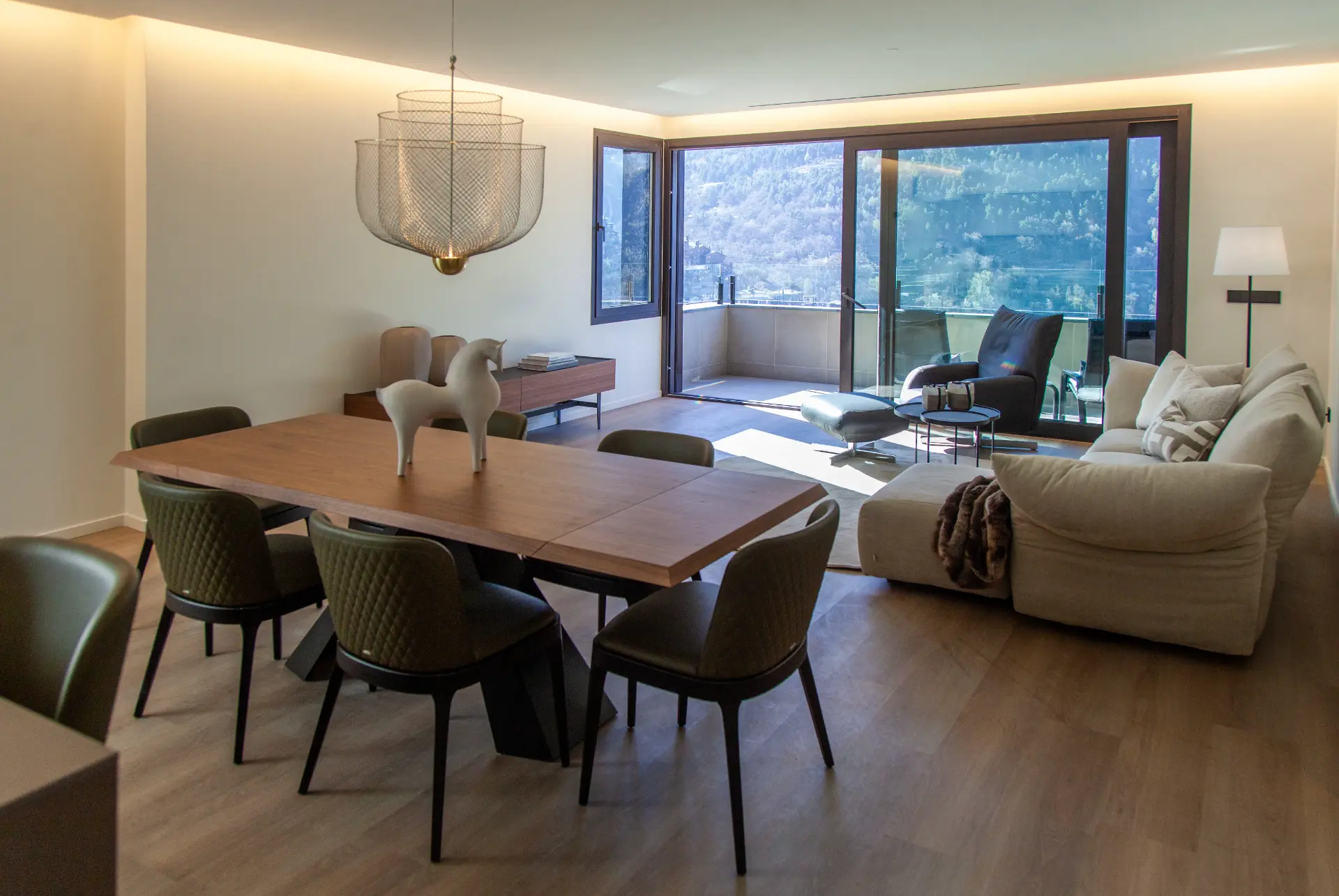 Sala d'estar i menjador del pis a Sa Calma amb vistes a la vall